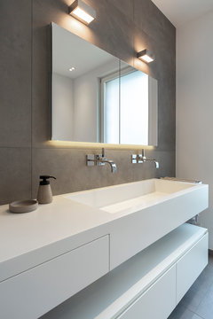 Modernes Badezimmer mit geraden Linien und gro&szlig;en Fliesen