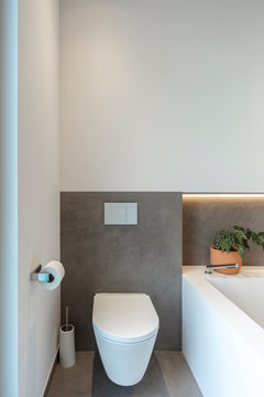 Modernes Badezimmer mit geraden Linien und gro&szlig;en Fliesen