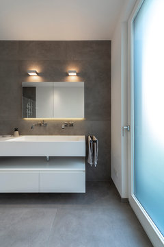 Modernes Badezimmer mit geraden Linien und gro&szlig;en Fliesen