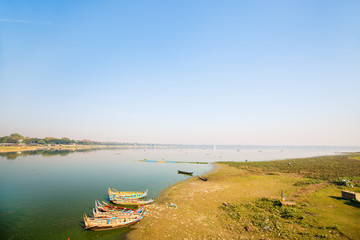 Obraz premium Wooden boats near U Bein bridge