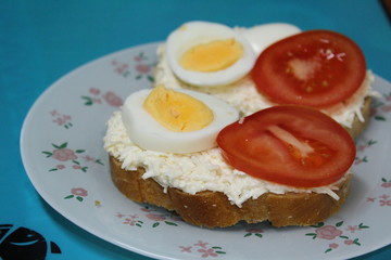  sandwiches from a loaf with cheese, egg, tomato