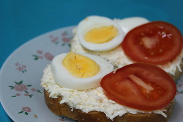  sandwiches from a loaf with cheese, egg, tomato
