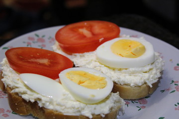  sandwiches from a loaf with cheese, egg, tomato