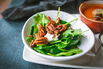Spinach Salad with Pecans and Goat Cheese