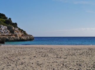 Fototapeta na wymiar Fels im Mittelmeer vor Mallorcas Bucht