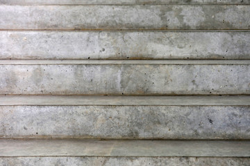 Close up von modernen, schlichten Treppen aus grauem Beton, die nach oben führen
