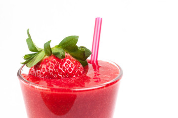 FRESA CON HOJAS VERDES EN ZUMO DE FRESA SOBRE FONDO BLANCO