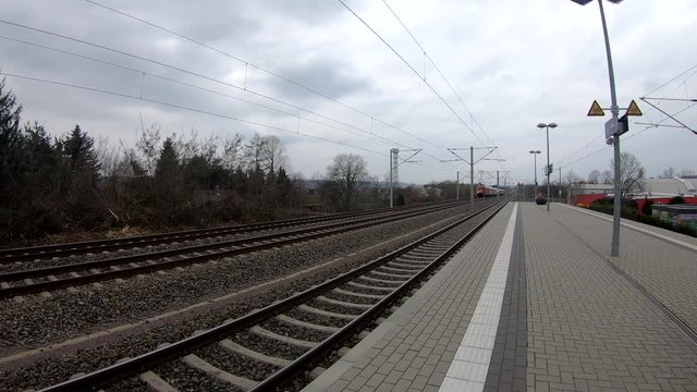 vorbeifahrender Zug Zeitraffer