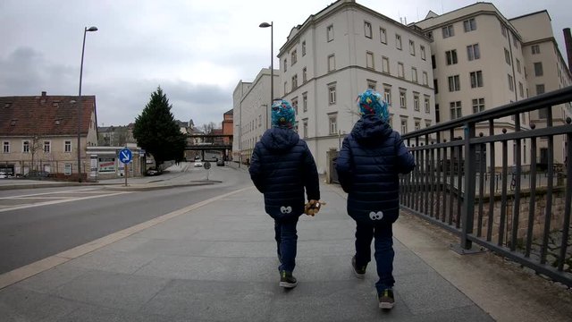 Zwillinge spazieren durch die Stadt