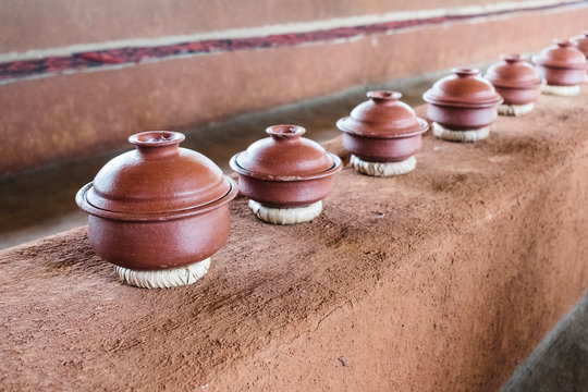 Clay cooking pots