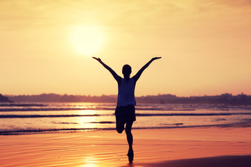 Fototapeta premium Happy Free Woman at Sunset on the Beach
