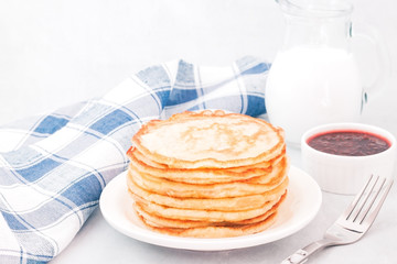 Classic american pancakes with raspberries jam