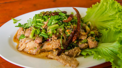 Spicy minced beef salad