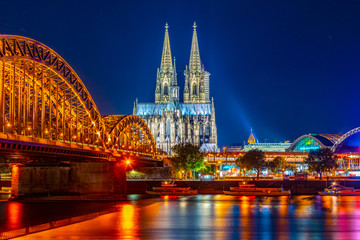 Night view of the cathedral in Cologne and Hohenzollern bridge over Rhein, Germany - obrazy, fototapety, plakaty