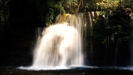 Naklejka premium Beautiful waterfall in natural 'Si Dit Waterfall' with blue sky in khao kho national park 