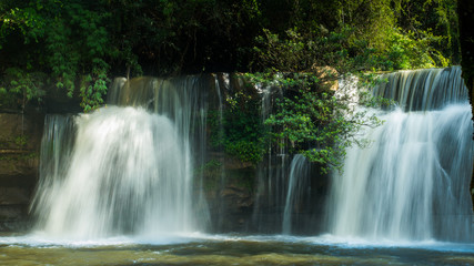 Obraz premium Piękny wodospad w naturalnym „wodospadzie Si Dit” z błękitnym niebem w parku narodowym khao kho