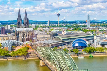 Luftaufnahme des Kölner Doms und der Hohenzollernbrücke über den Rhein, Deutschland © dudlajzov
