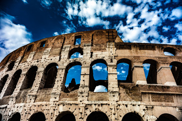 Fototapeta premium Coliseu de Roma visão externa da fachada com céu