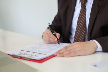 Real estate agents agree to sign contracts with customers