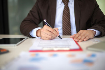 Real estate agents agree to sign contracts with customers