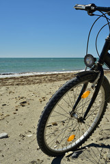reifen eines fahrrades am strand am meer