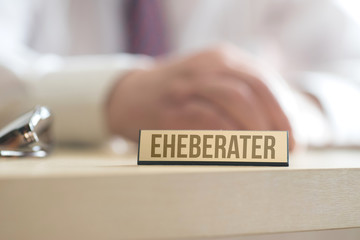 Ein Eheberater sitz am Bürotisch 