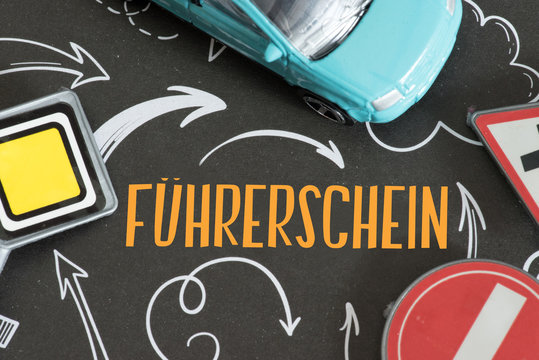 Ein Auto, Verkehrsschilder und Hinweis auf den Führerschein