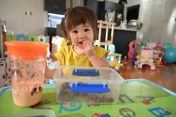 おやつを食べている幼児