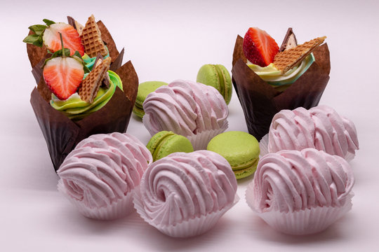 Cupcakes with berries and macrones