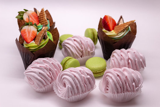 Cupcakes with berries and macrones