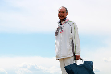 空とシニア男性