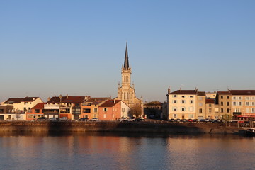 Obraz premium QUAIS DE LA RIVIERE SAONE A MACON - SAONE ET LOIRE - BOURGOGNE