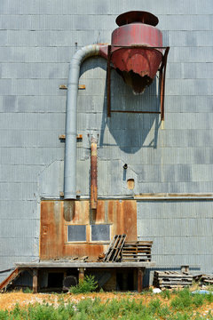 Grain loading platform with rusty chute