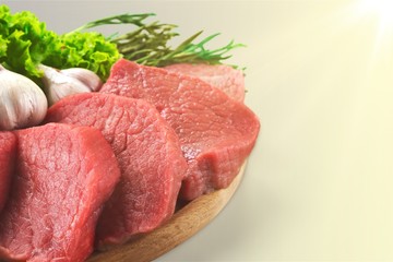 Slices of raw meat with lettuce and garlic