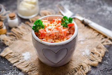 Salad of fresh tomatoes, red bell peppers, lettuce leaves and ham on the Maoisese.