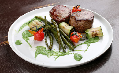 Veal medallions with green beans and Raclette cheese