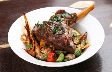 Lamb leg baked in red wine with vegetables
