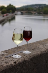 Rotwein und Weißwein am Main in Würzburg