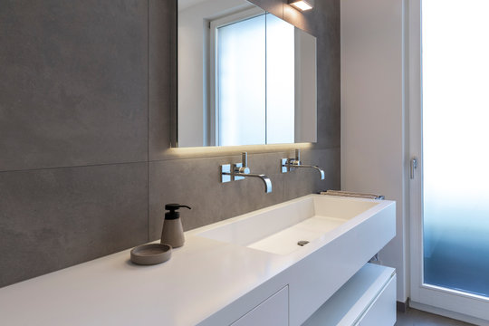 Modernes Badezimmer mit geraden Linien und gro&szlig;en Fliesen