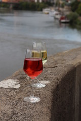 Wein rot und weiß im Glas