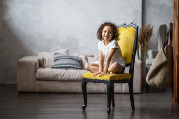 Obraz premium Portrait of an African American child with a smile in the room