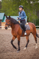 Obraz premium Beginner riding lessons, teenage girl