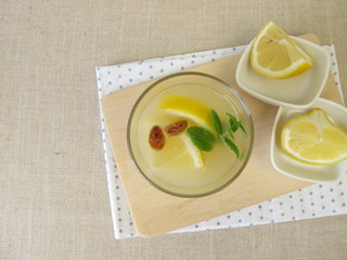 Kwas, selbst gemachtes Brotbier mit Zitrone und Minze