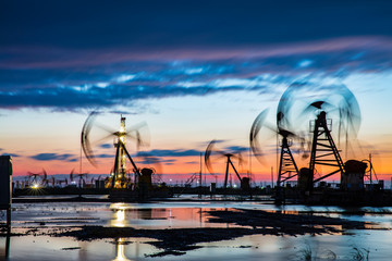 Obraz premium in the evening, oil pumps are running