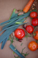déchets alimentaires avec des tomates et des poireaux