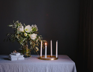 Adventskranz aus Metall mit Blumenstrauß aus weißer Amaryllis und modern verpackten Geschenken