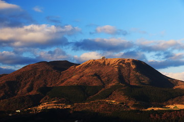 Fototapeta premium 箱根 箱根峠から 夕日に映える駒ヶ岳と神山