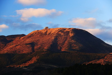 Fototapeta premium 箱根 箱根峠から 夕日に映える駒ヶ岳