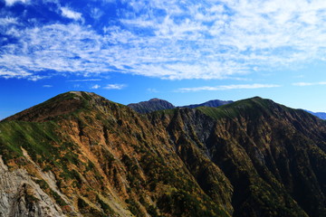 アルプス塩見岳山頂への道　烏帽子岳登りからの小河内岳と荒川三山遠景