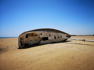 Fototapeta na wymiar Schiffswrack in der Wüste